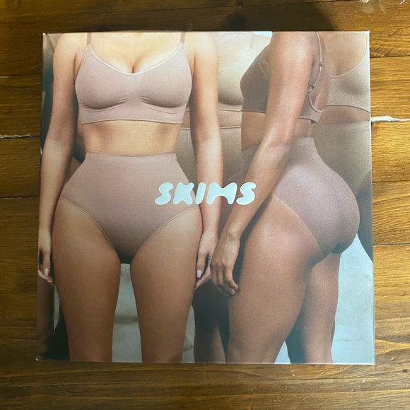 NWT SKIMS sculpting high wasted brief - Picture 6 of 7